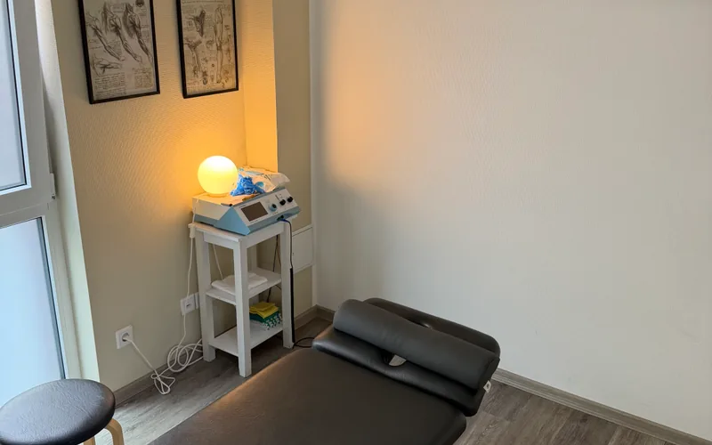 Behandlungsraum mit warmer Lampe und Ablage in Bergkamen
